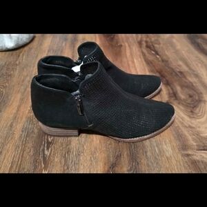 Vince Camuto 8.5 Canilla Suede Booties Black